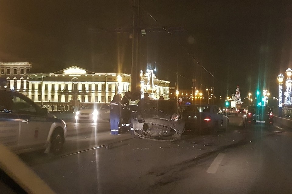 Пострадавшего водителя в ДТП на Троицком мосту отправили в больницу. Фото: vk.com/spb_today