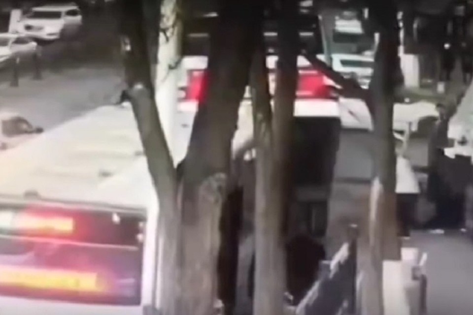 В Китае автобус с пассажирами провалился под землю