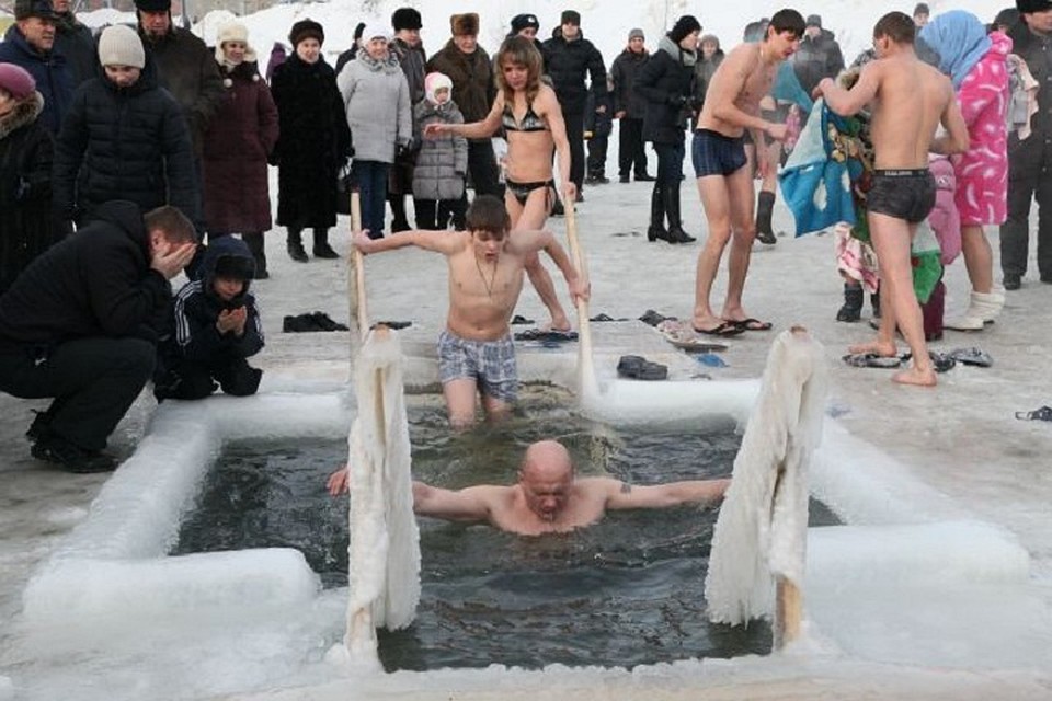 На Крещение в Макеевке 2020 администрация города организовала районные торжества. Фото: irk.aif.ru
