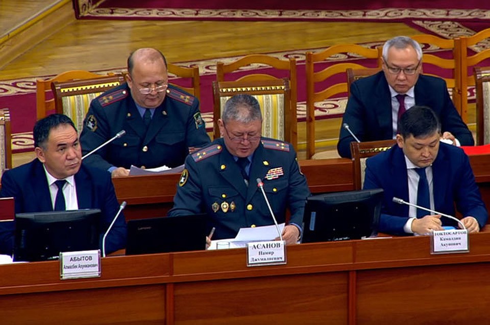 Памир Асанов (в центре) не смог четко ответить на поставленные вопросы.
