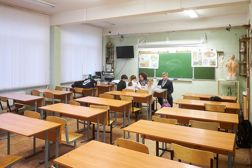 В Колпино безработный мужчина проводил ночи со школьницей.