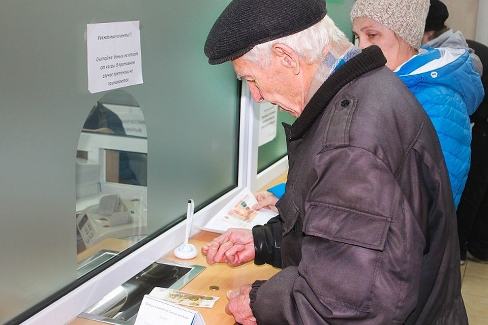 Прийти в Пенсионный фонд нужно будет лично. Однако к гражданам старше 80 лет или с ограниченными физическими возможностями - работники ПФ придут по месту жительства. Для этого нужно позвонить на «горячую линию»