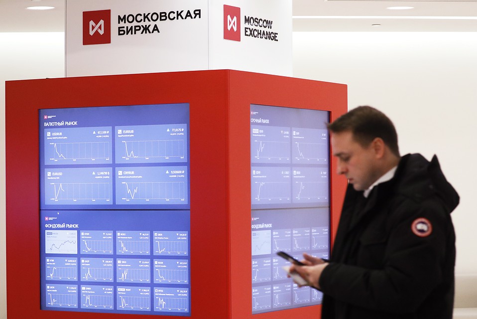 Экран с котировками денежных курсов в офисе ОАО "Московская биржа" на улице Воздвиженка. Фото Артем Геодакян/ТАСС