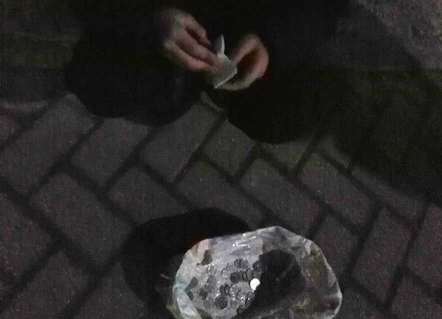 На ребенка, просившего милостыню у торгового центра, обратили внимание неравнодушные бишкекчане.