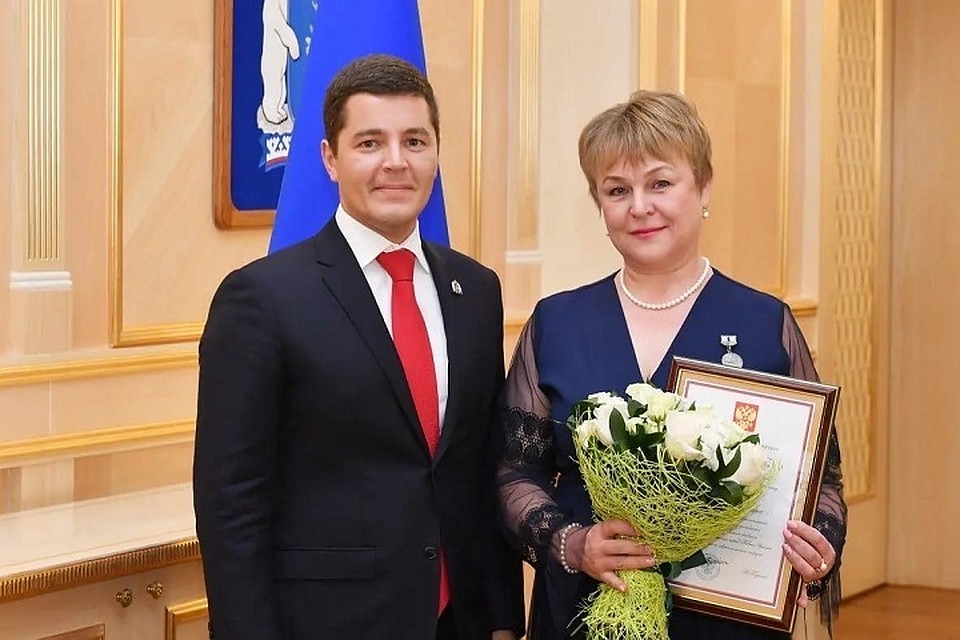 Губернатор Ямала передал учительнице из Нового Уренгоя благодарность от президента Фото: личная страничка Дмитрия Артюхова vk.com