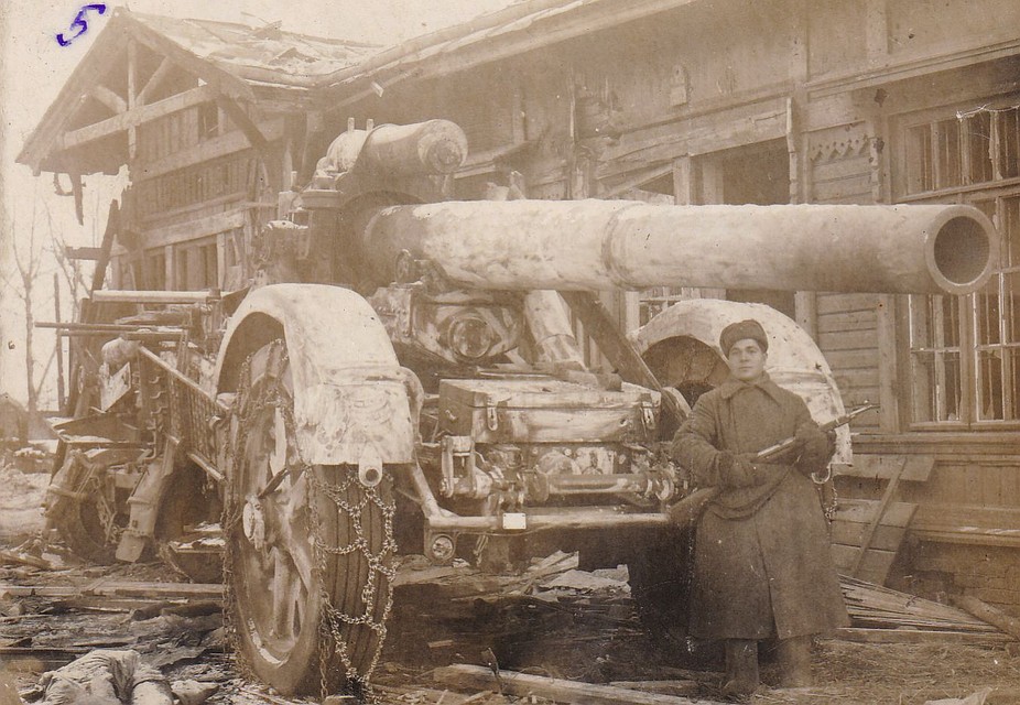 ФОТО: archive.pskov.ru.Трофейная немецкая военная техника. Перед орудием - боец Мнацакатьян, убитый осколком снаряда через час после съемки. Январь, 1943 г.