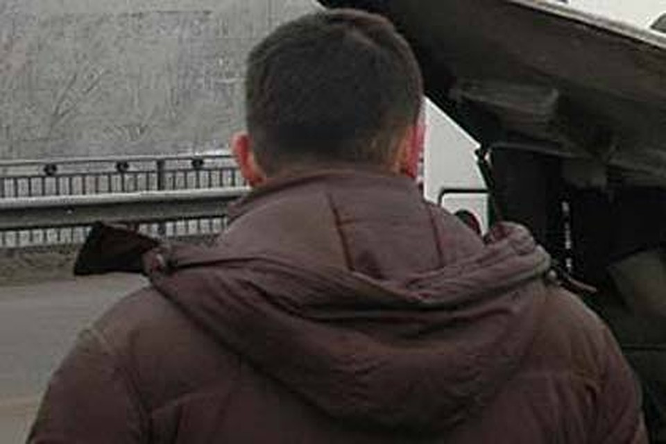 Молодой человек навязчиво предлагал бабушкам неизвестные лекарства.