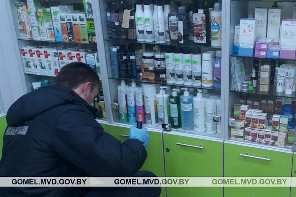 Мужчина разбил стекло витрины.