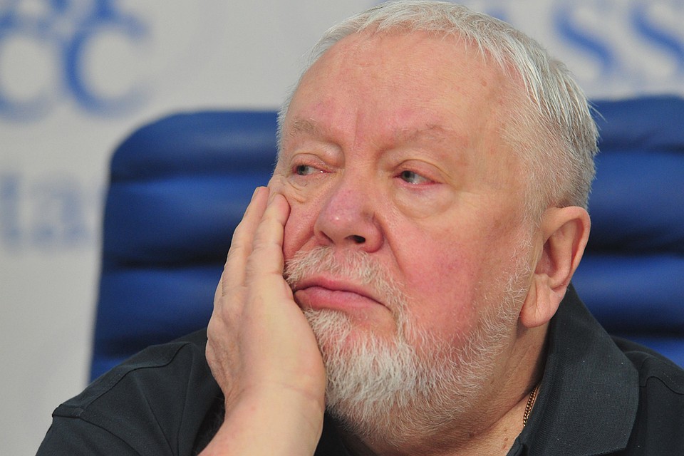 Близкие режиссера подтвердили, что вчера у Сергея Соловьева поднялась температура и он действительно сейчас находится в реанимации.