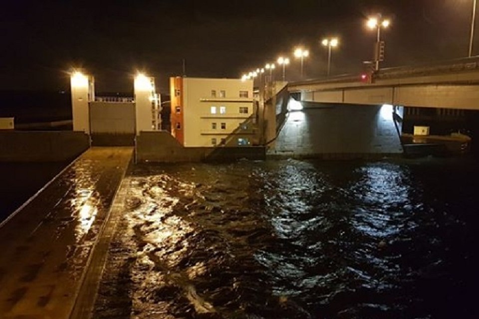 В Петербурге частично закрыли дамбу из-за сильного ветра / Фото: КЗС Петербурга
