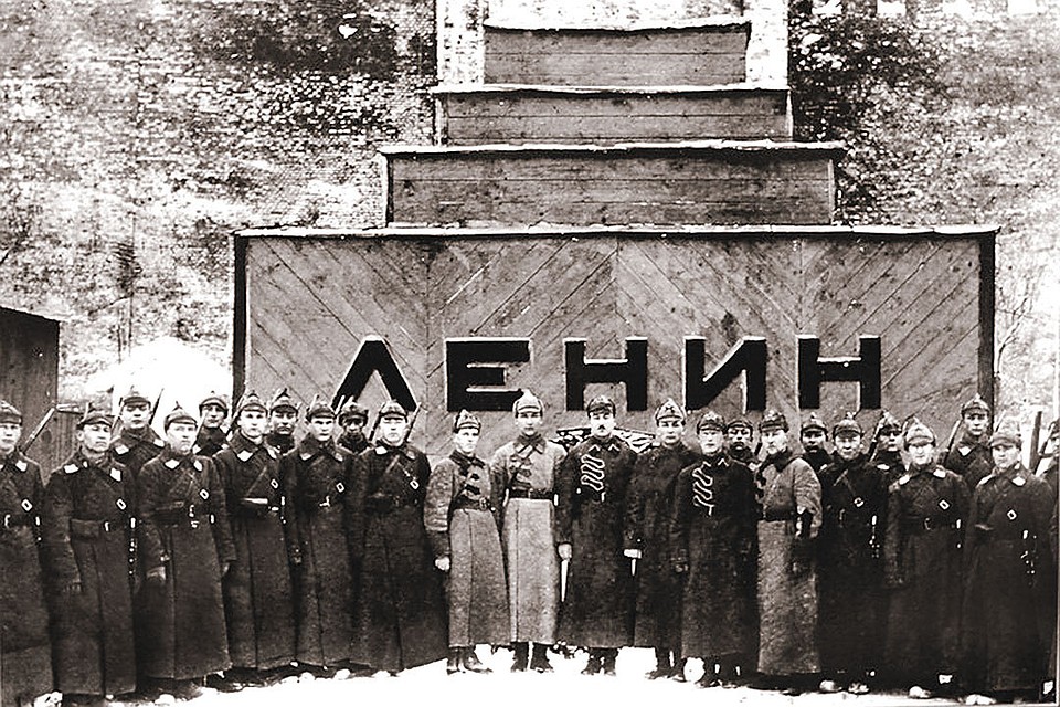 Архитектор Щусев спроектировал все три Мавзолея, первый - деревянный - успели возвести уже к 27 января, но были и иные, пафосные проекты…