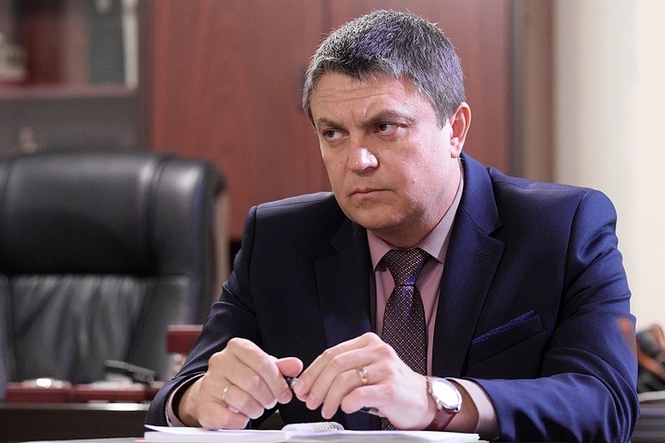 Пасечник отметил, что лучше долго беседовать за столом переговоров, чем быстро друг по другу стрелять. Фото: пресс-службы Главы ЛНР