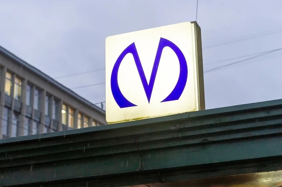 В метро Петербурга объяснили, почему опоздавших пассажиров никто не будет ждать.