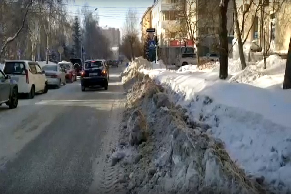 Справа сугробы, слева парковка. Где пройти? Фото: стоп-кадр