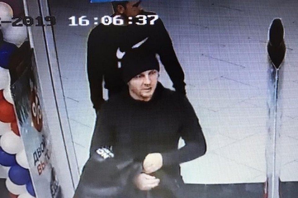 Полиция не уточняет, как именно мужчины пронесли столько одежды мимо охраны. Фото: стоп-кадр