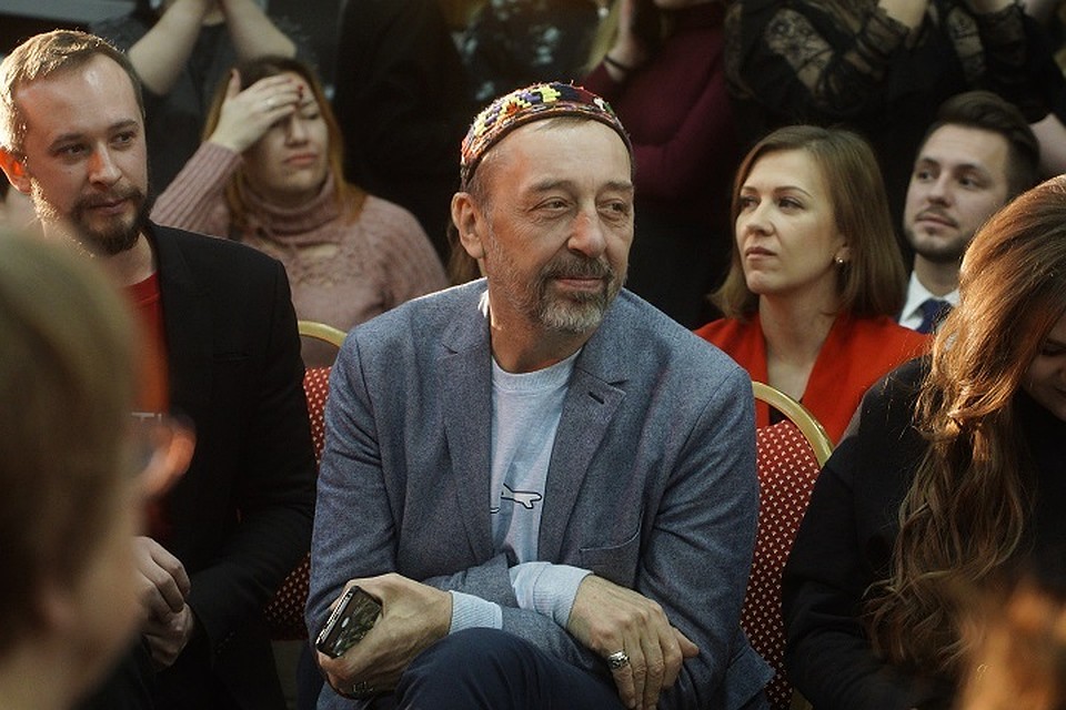 Драматург сейчас работает на два города
