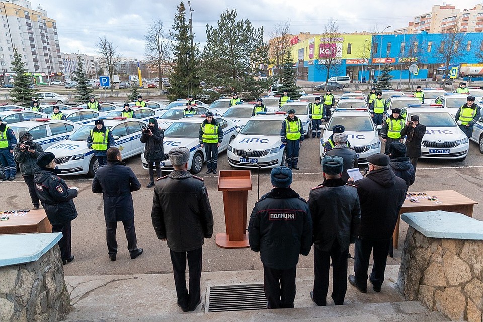 После вручения новых автомобилей сотрудники Госавтоинспекции вернулись к несению службы.
