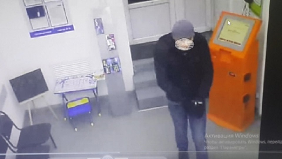 Мужчина грозился застрелить девушку, если она не отдаст ему деньги из кассы