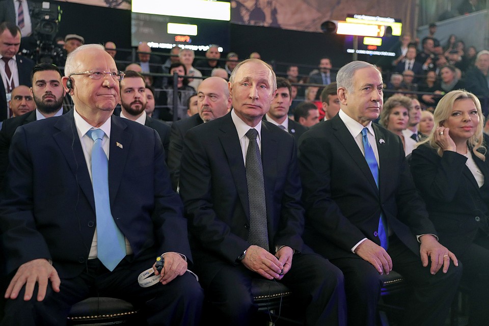 Президент Израиля Реувен Ривлин, президент РФ Владимир Путин, премьер-министр Израиля Биньямин Нетаньяху и его супруга Сара Бен-Арци на церемонии открытия памятника жителям и защитникам блокадного Ленинграда "Свеча памяти" на территории парка "Сакер". Фото: Михаил Метцель/ТАСС