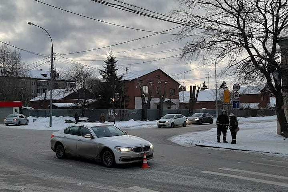 Женщина возвращалась обратно, после того как отвезла старшего ребенка в школу. Фото: пресс-служба ГИБДД по Свердловской области.