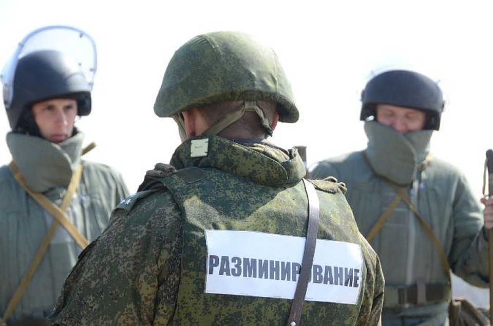Сейчас здания проверяют оперативные службы.