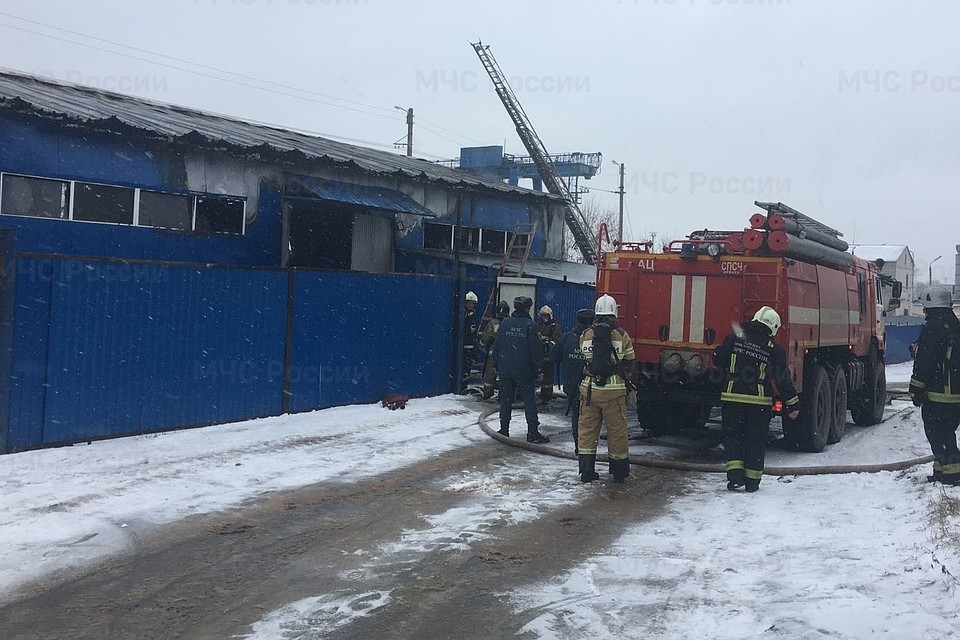 Экспертам теперь предстоит установить причину пожара.