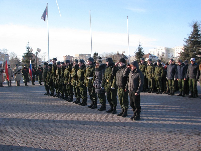 Тюменская молодежь постреляет из винтовки на городском фестивале. Фото - ТГМЦ.