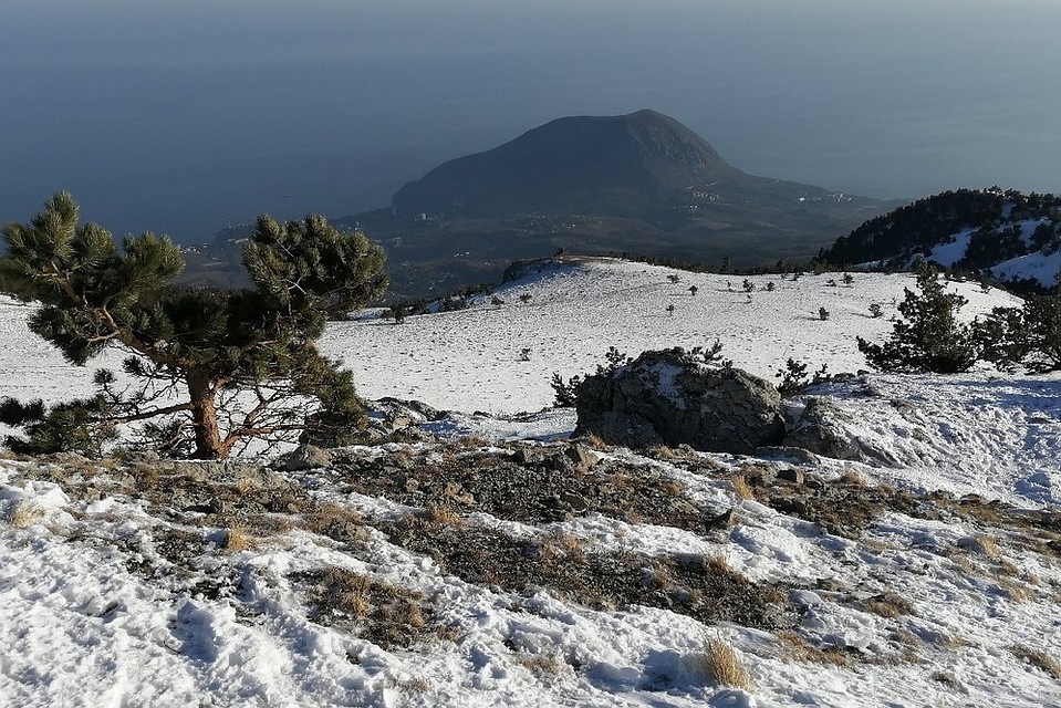В горах Крыма лежит снег.