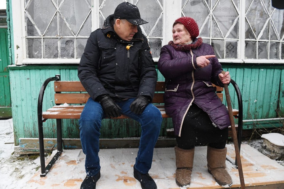 Александр Дрозденко вместе с волонтерами установили у дома блокадницы Екатерины Кузьминичны Горенко скамейки. Фото предоставлено пресс-службой администрации Ленинградской области.
