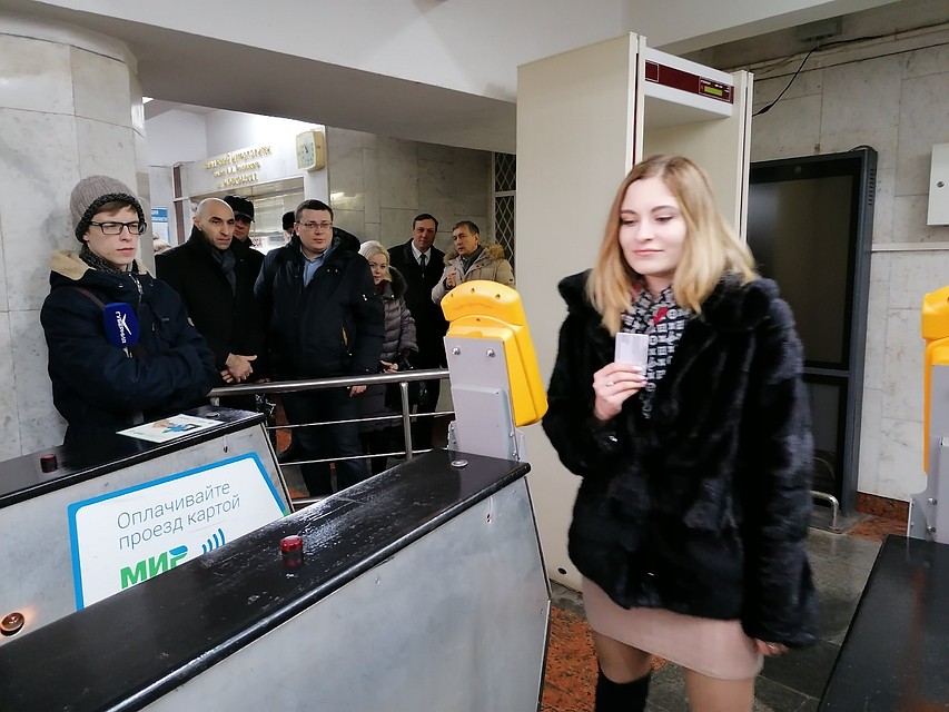 Сейчас для того, чтобы пополнить карту, нужно обращаться в кассу метро