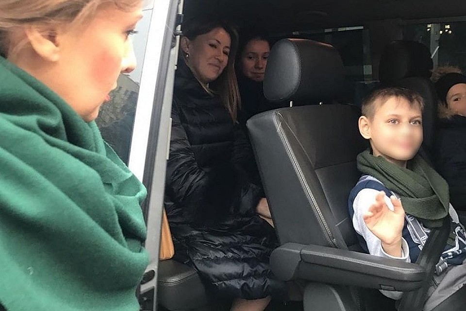 Мальчиков везут в аэропорт, откуда они полетят в Хабаровск, а затем - в Комсомольск. Фото: аккаунт Анны Кузнецовой