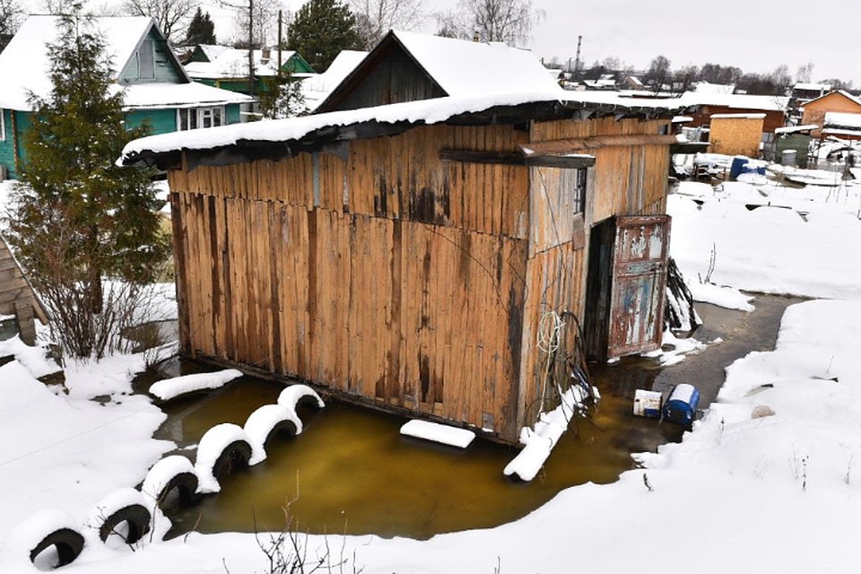 На подтопленных участках находятся бани, огороды и гаражи