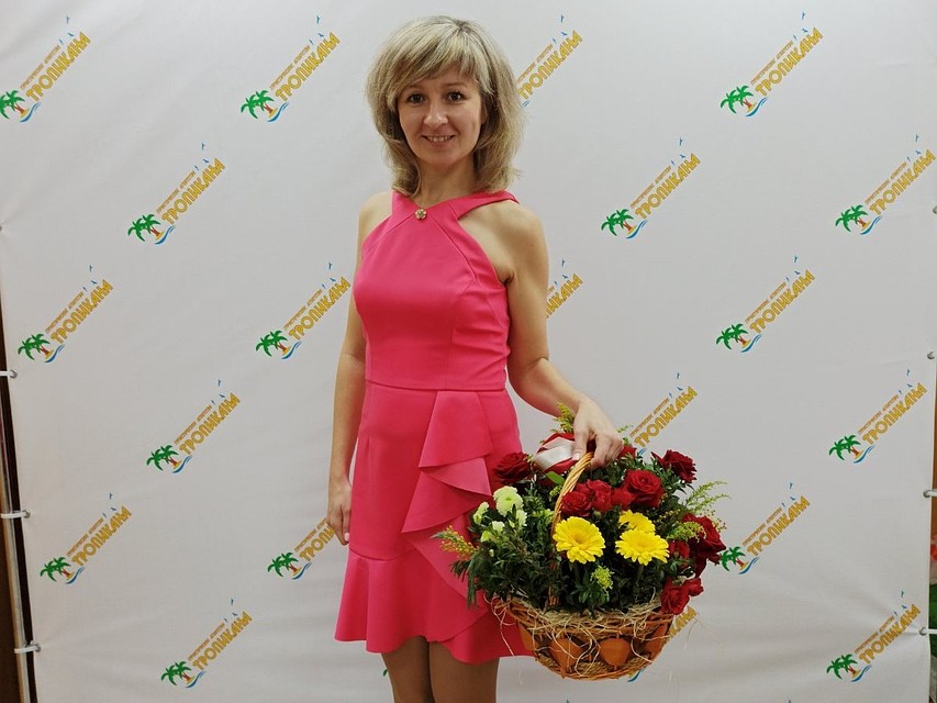 Наталья Соколова, директор агентства "Тропикана", принимает поздравления