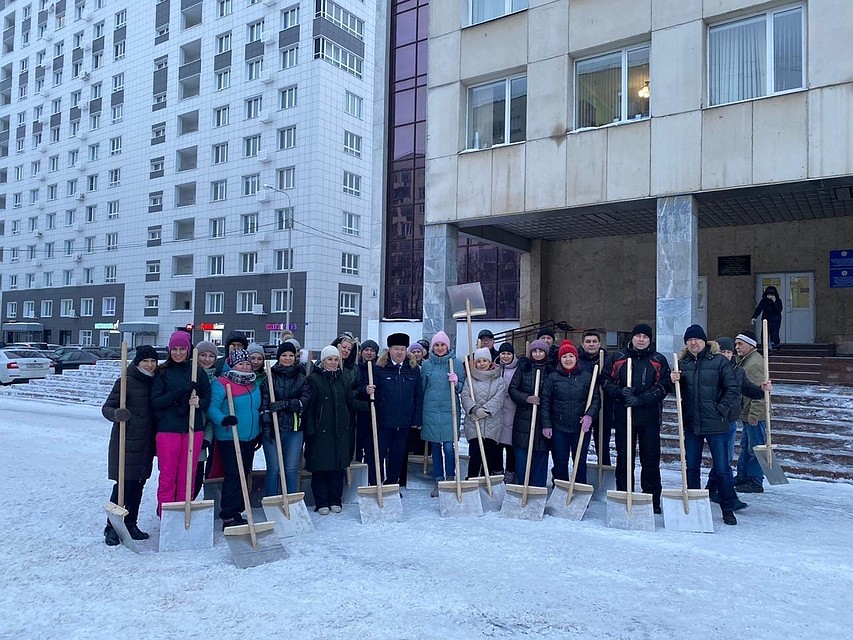 Чиновники с лопатами в руках вышли очистить тротуары, аллеи и территории возле памятников