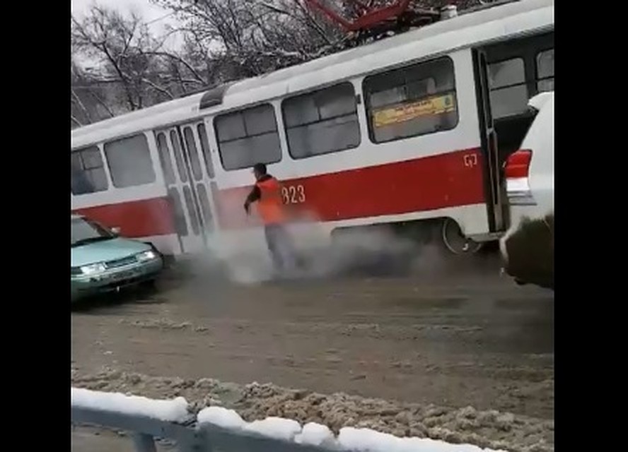 Дым внезапно повалил из-под первой колесной пары трамвая