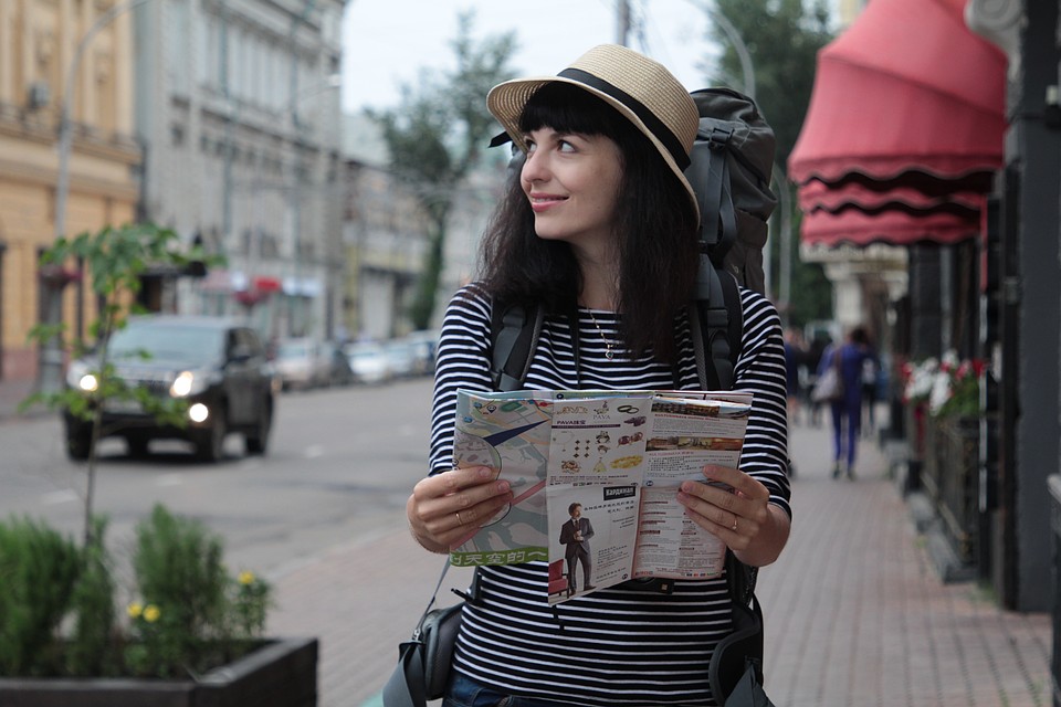 В путешествии постарайтесь не выбрасывать карты и брошюры - производство типографских материалов вредит экологии, и тысячи деревьев гибнут ради недельного развлечения туристов