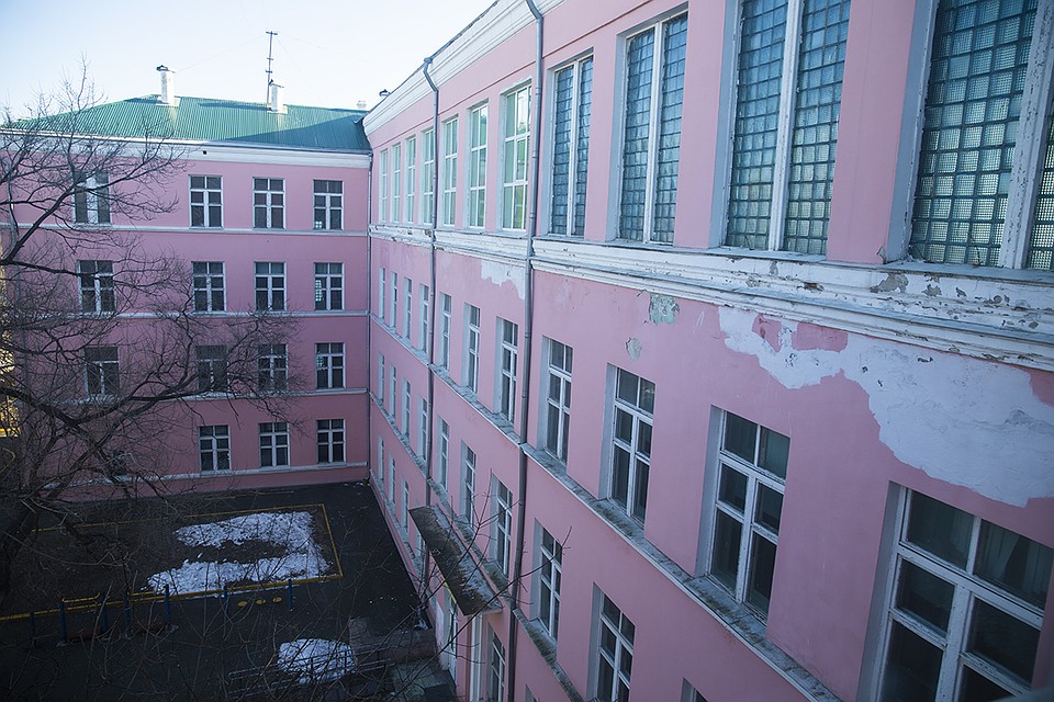 Школу № 42 ждут ремонт фасада, актового зала и замена окон. Фото: Анастасия Котлярова.
