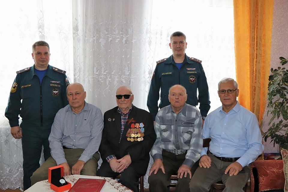 Поздравить с юбилеем почетного ветерана приехали и сотрудники Главного управления МЧС России по Республике Мордовия.