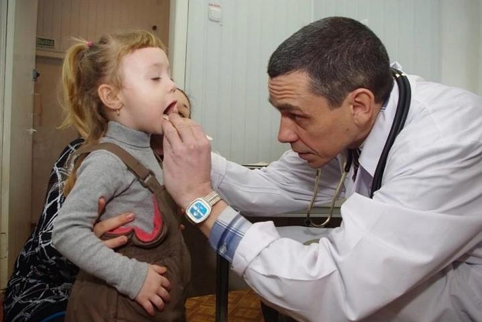 Давай, посмотрим горлышко!