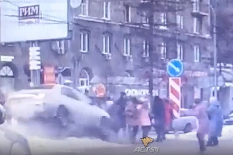 Момент того, как иномарка влетает в толпу пешеходов, попал на видео.