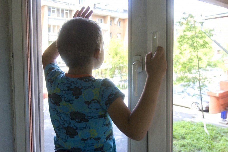 Обычно дети падают из окон летом. Но эта девочка смогла открыть окно зимой.