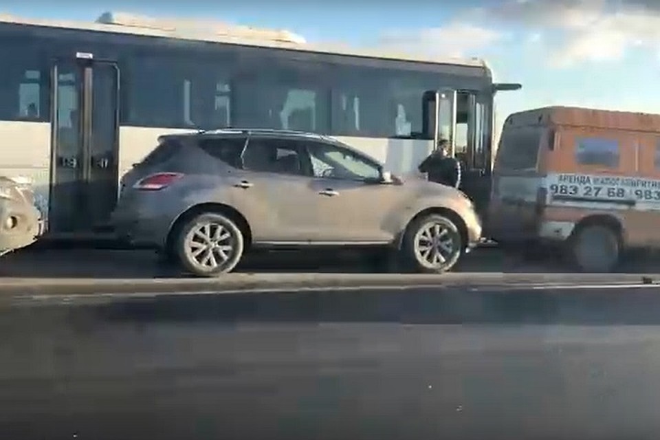 Массовое ДТП из 12 машин парализовало движение на КАД