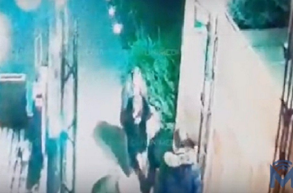На стоп-кадрах с видео можно рассмотреть, как женщину волоком тащат мужчины. Фото: скриншот видео