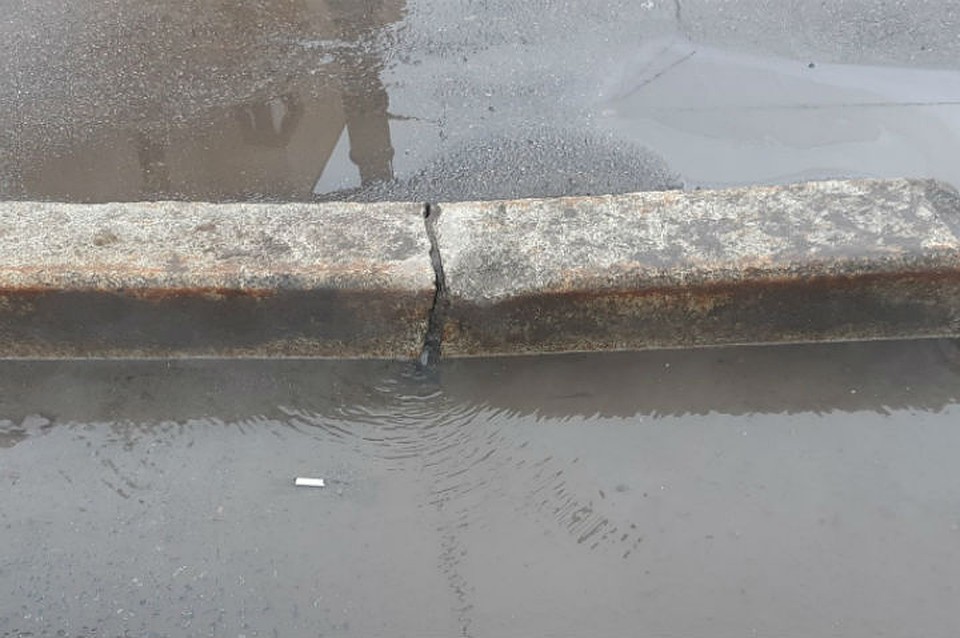 Горячая вода затопила улицу в Красносельском районе Петербурга
