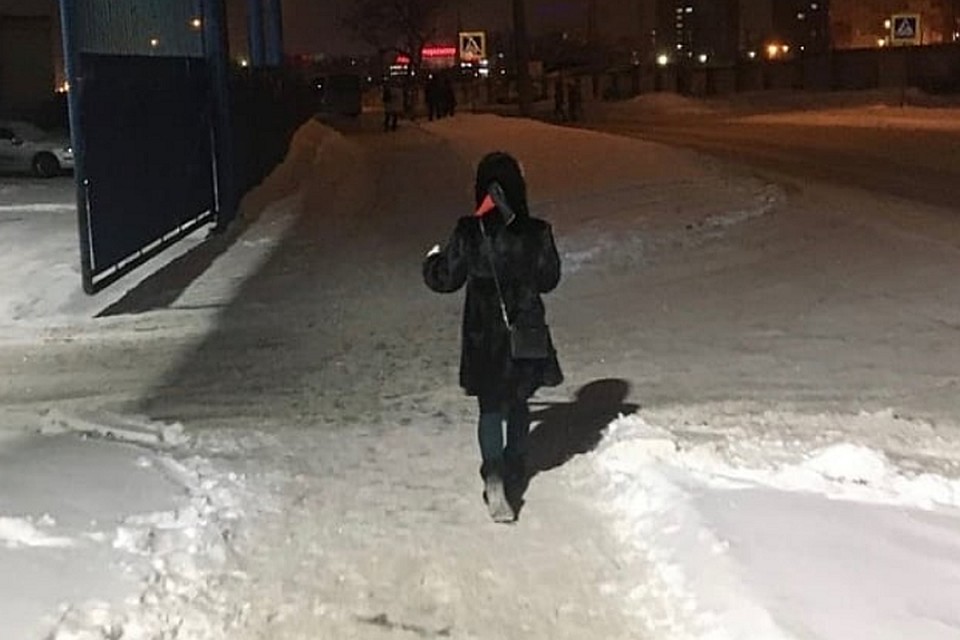 Девушка с топором на плече на улицах ночной Тюмени рассмешила горожан