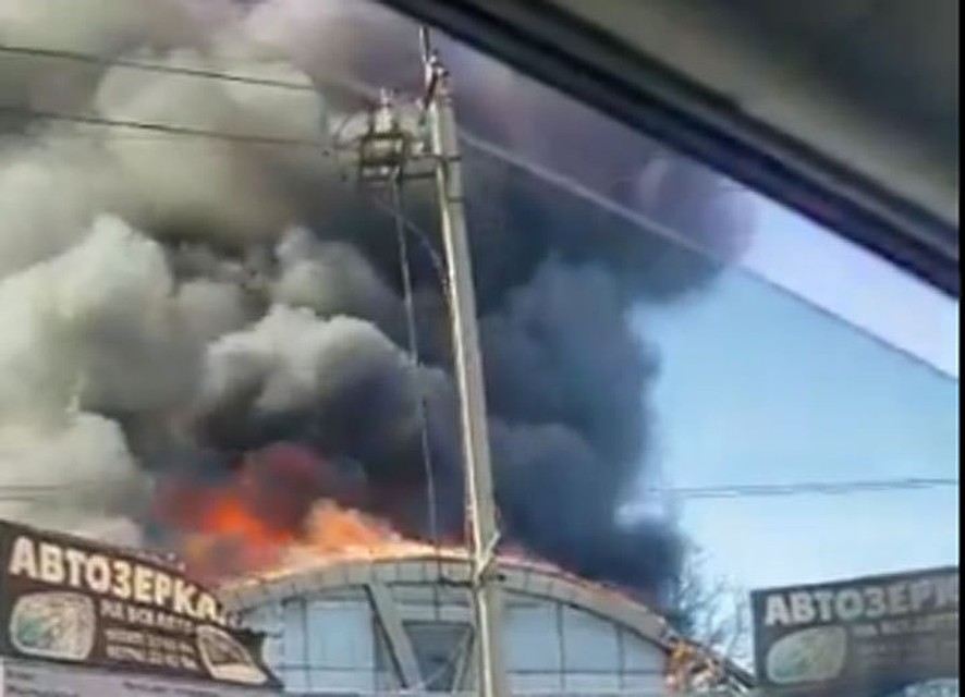 Свидетели запечатлели на видео густой черный дым, поднимающийся в небо.