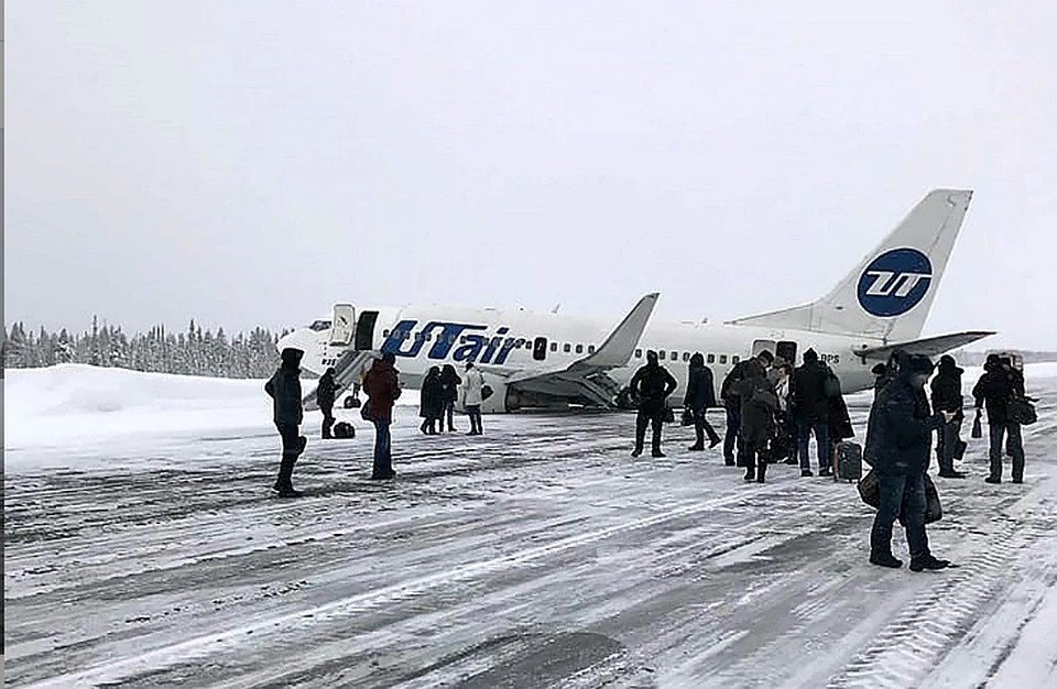 Стала известна причина жёсткой посадки самолета в Усинске. Фото: "Усинск Онлайн"/ТАС