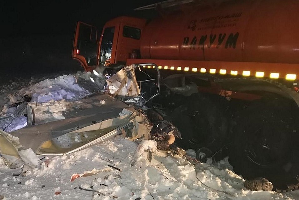 Под Ноябрьском погиб водитель автомобиля, попавшего под КамАЗ Фото: Госавтоинспекция Ямала