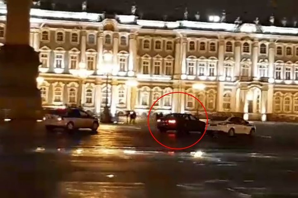 Неугомонный лихач с алкоголем на пассажирском сиденье не побоялся выехать на Дворцовую площадь, лишь бы удрать от инспекторов ДПС. Фото: "Фонтанка.ру"