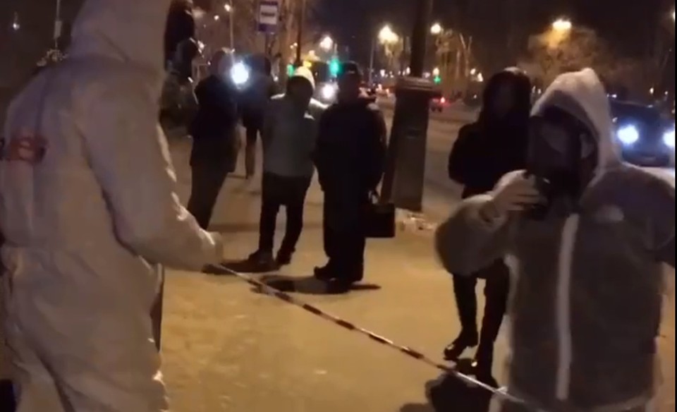 Полиция заинтересовалась тюменскими пранкерами, снявшим видео о коронавирусе. Скриншот из видео.